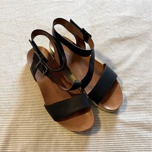 Bare Traps navy sandals size 10